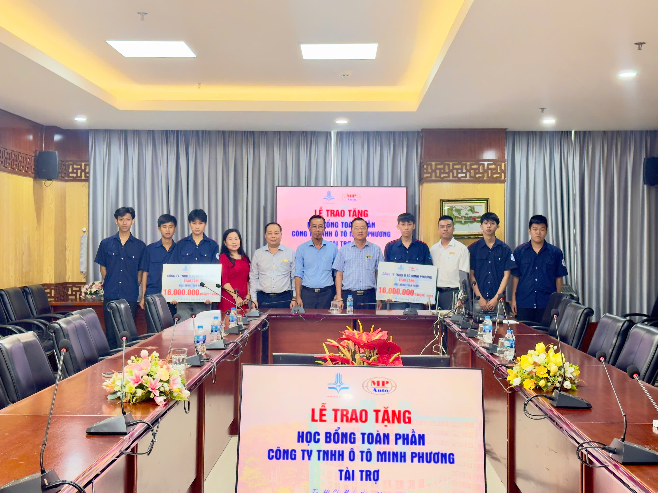 Lễ trao tặng học bổng toàn phần do Công ty TNHH Ô tô Minh Phương tài trợ